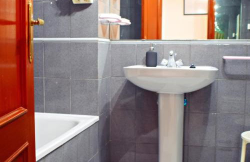 Amplio y luminoso apartamento cerca del centro y la playa con piscina y parking privado - Foto 39