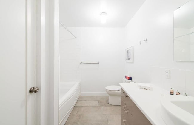 Explore Montreal From Sleek Contemporary Apartment - Foto 14