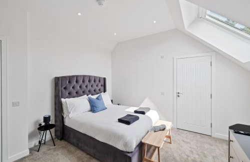 FLOUR MILL HOUSE at PITKERRO MILL, 4 double bedrooms, TVs, 3 en-suite, separate shower, wc, fully equipped kitchen, games room, large family lounge, private parking, WiFi, private garden and courtyard, long stay rates available through Honeycomb Hosts - Foto 24