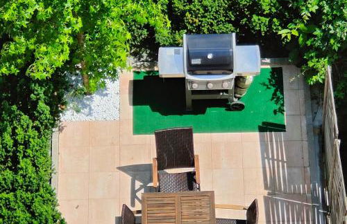 Eleonoras Ferienwohnung in Würzburg Stadt mit Terrasse und eigenen Parkplätzen vor der Tür, für große Gruppen bis zu 13 Personen geeignet - Foto 7