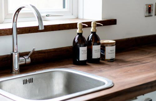 4 bed family home wifi, netflix, parking, close to wicksteed park - Photo 13