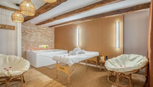 La Cadurcienne "Love room" jacuzzi & pièce secrète Cahors centre historique - Photo 2