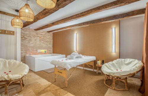 La Cadurcienne "Love room" jacuzzi & pièce secrète Cahors centre historique - Photo 2