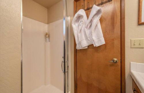 3BR Tahoe Donner Cabin with HOA Perks like Pools Hot-Tub Minutes to Trails Lake Golf - Foto 17