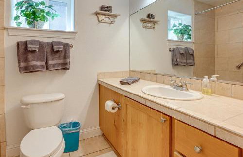 Steps to Shore Home with Hot Tub in Gold Beach - Foto 19