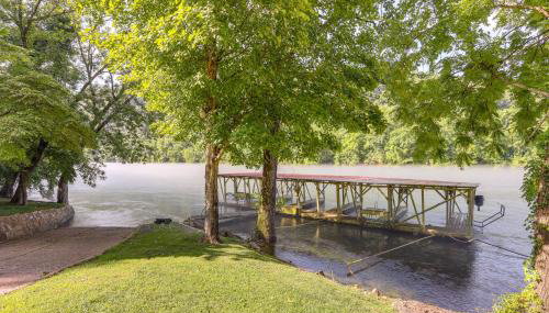 Steps to White River Cabin Retreat with Dock Access - Foto 3