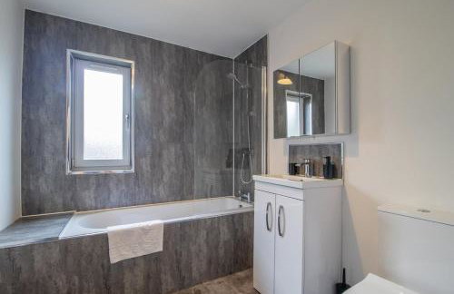 The Larky - Modern 2 Bed Cottage in Larkhall - Photo 15