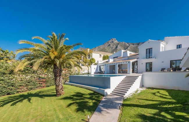 Magnificent And Modern Decorated Villa - Photo 35