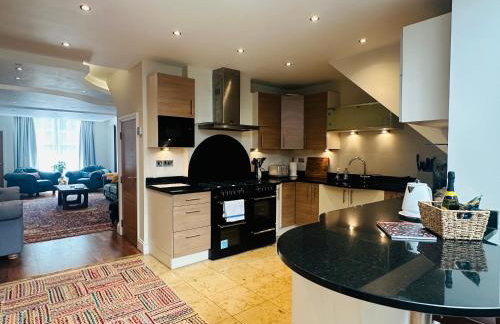 5 Bed Luxury Townhouse with Hot Tub, Rooftop Terrace, Perfect for Groups, Near Cruise Terminal - Foto 20