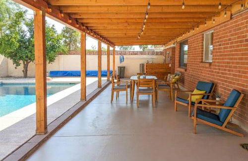 Stylish Mid-Century Oasis with Pool - Foto 30