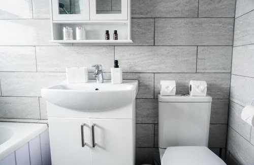 Spacious 3BR Weekend Getaway Home Near Etihad and Coop Live - Free Parking! - Foto 10