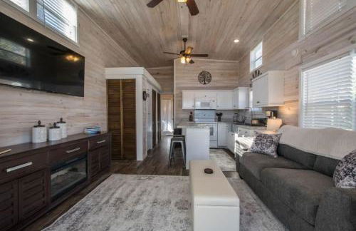 Cozy 1BR Tiny Home with Pool Access and Free Tix - Foto 7