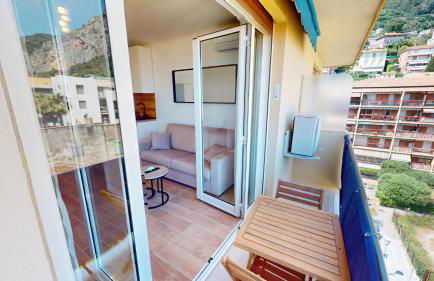 55E - Superbe studio climatisé entièrement rénové au 5ème et dernier étage sur le bord de Mer de Menton - Photo 6