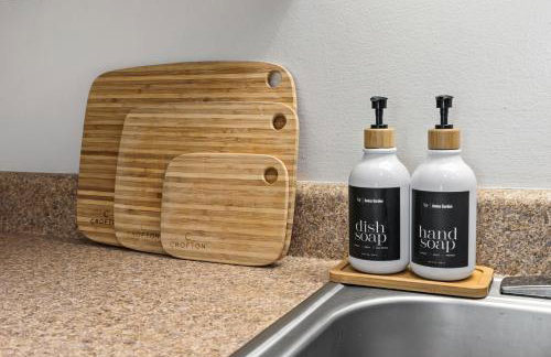 Famous MUSIC ROW 1 Bedroom Condo with FREE Parking and Pool - Foto 21