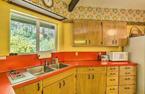 Woodsy Willow Creek Getaway with Pool and Deck! - Foto 11