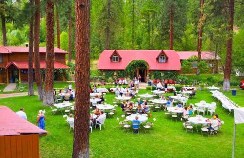 Luxurious Bed and Breakfast Suite for One or Two Couples near Kettle Falls, Washington - Foto 7