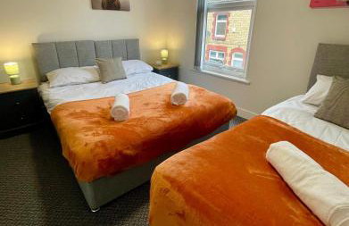 Spacious 3 Bed Home with Free Parking - Photo 9