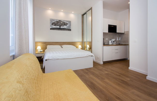 Lugo Apartments - Photo 8