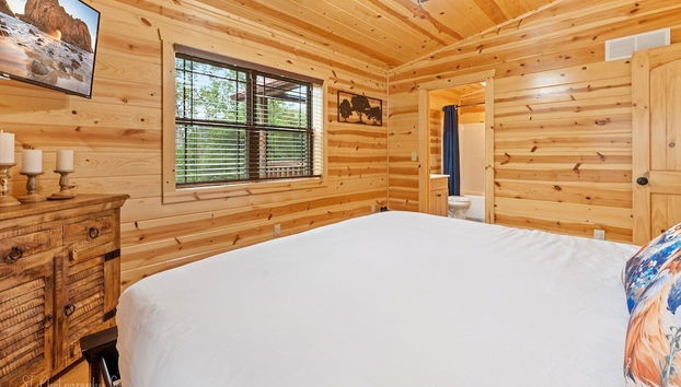 Foxes' Den Cabin with Private Hot Tub and Arcade Game by RedAwning - Foto 3, Habitación