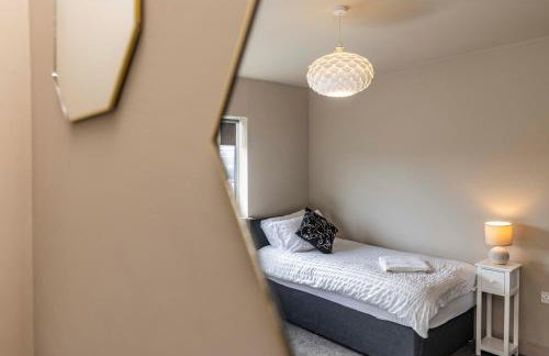 SPACIOUS HOME WITH GARDEN-SLEEPS 5 Contractors, families, and group stays welcome - Foto 18