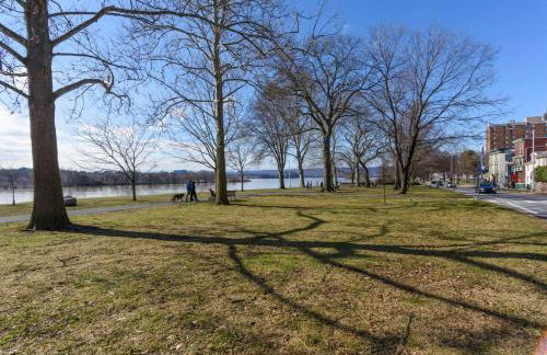 Flats on Front - Riverfront Gem Fast Wi-Fi 1F - Foto 20