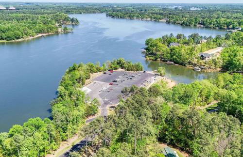 5BR Farmhouse Lake Retreat Pool Hot Tub Theater - Foto 65