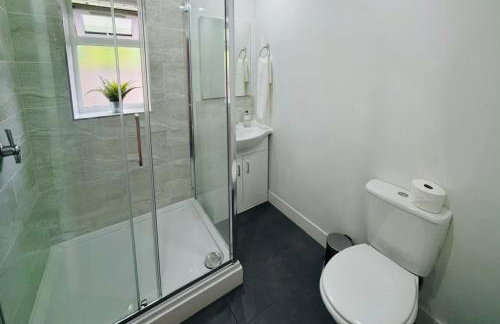 Luxury 5-bed Bungalow, Hot Tub, Games & Gated Parking - Foto 23