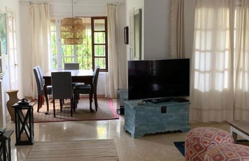 Nice villa with a garden - Photo 4