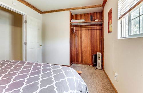 Watefront Getaway with Mtn Views and Dock in Clearlake - Foto 12