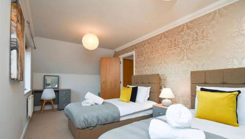 Spacious 4 Bedroom 3 Bathroom House - Sleeps up to 8 - Free Parking, Balcony, Fast Wifi and Smart TVs by Yoko Property - Foto 5
