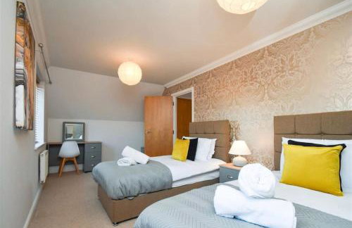 Spacious 4 Bedroom 3 Bathroom House - Sleeps up to 8 - Free Parking, Balcony, Fast Wifi and Smart TVs by Yoko Property - Photo 5