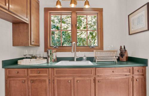 Serene Retreat with Hot Tub - Fire Pit - Deck - Foto 17