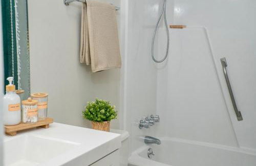 Uptown LUXE Retreat with Parking & Walk to City Center - Foto 29