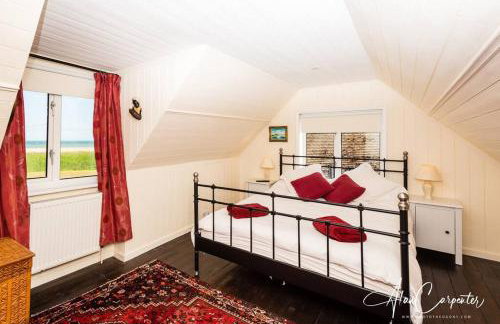 Beachside period family home. 5 BR spacious, comfortable. - Photo 40