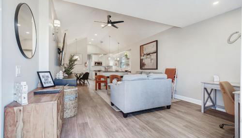 3BR Beach House | Fire Pit & Bar | Steps to Beach - Foto 2