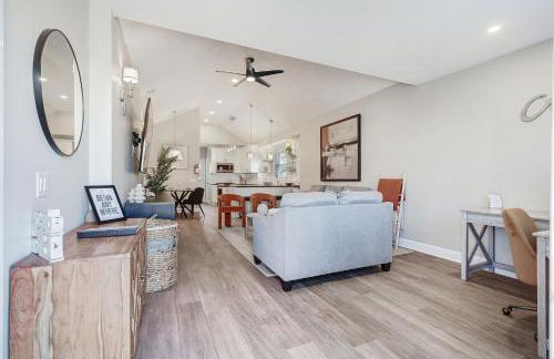 3BR Beach House | Fire Pit & Bar | Steps to Beach - Foto 2