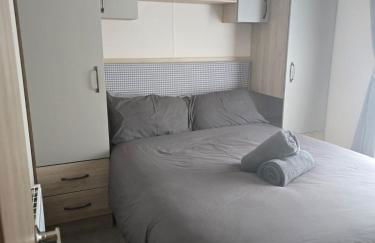 Lakeside Holiday Home with Hot Tub - Foto 26