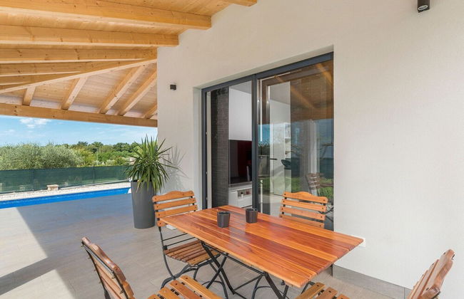 Villa in Novigrad With Private Pool and Beach - Photo 25