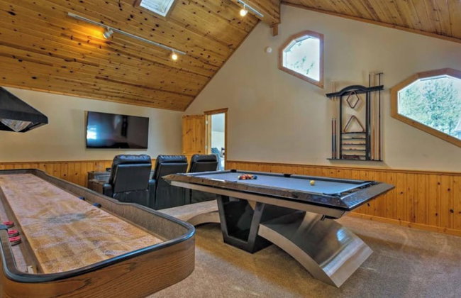 Black Bear by Avantstay Spacious Viking Lodge in Tahoe Donner w/ Game Room & Hot Tub! - Photo 45