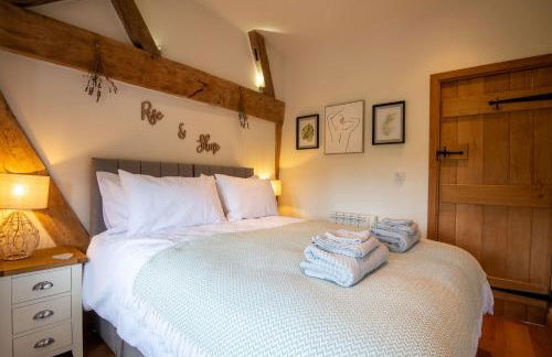 Apple Tree Cottage - Cosy 2 Bed with Deluxe HOT TUB & Log Burner - Photo 9