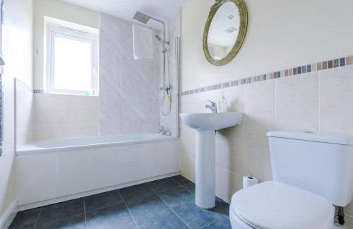 Relaxing 3 Bedroom Chester Home with garden - Photo 25