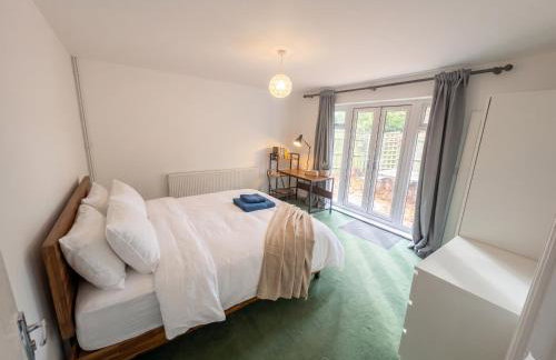 2 Bedroom-House-Sleeps 5 In Front Horley Station -Near Gatwick Airport - Foto 13
