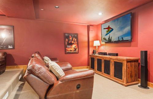 Outdoor Private Hot Tub, In Home Movie Theater, Luxurious Creekside Home - Photo 4