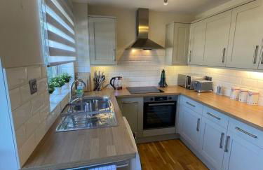 2 bedroom house near centre and private parking - Foto 6