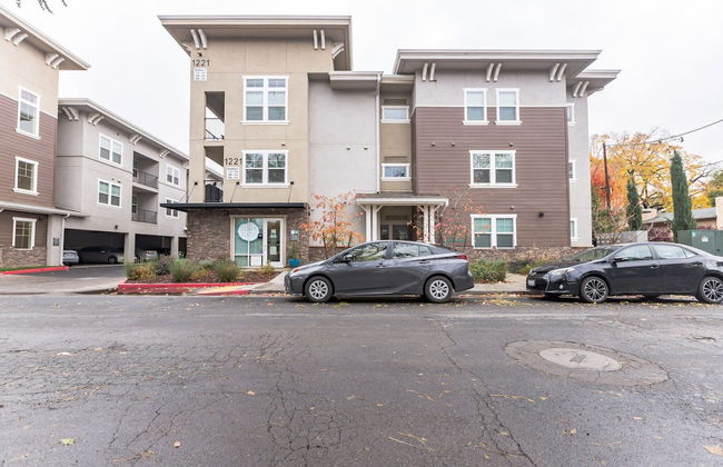 Modern Apartment With Upgraded Amenities Near CSU - Foto 27