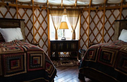 Otter Creek Luxury Yurt - Creekside Glamping with Private Hot Tub - Foto 2