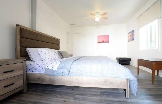 Spacious House on Melrose w Private Backyard Gym - Photo 4