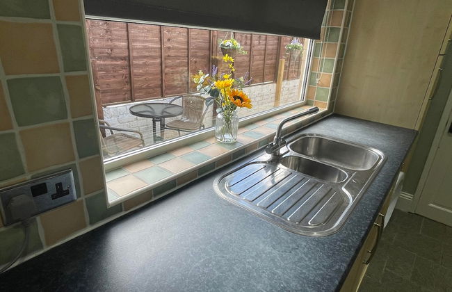 Lovely 3 Bedroom Apartment In Newcastle Upon Tyne With Free Parking - Photo 25