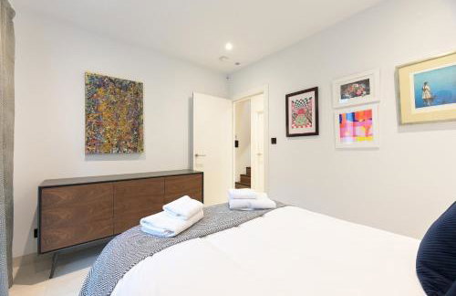 Architect-Designed Luxury Retreat 3BR Chessington - Pass the Keys - Photo 26