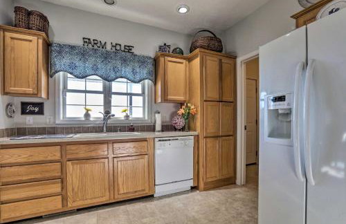 Family Farmhouse on 160-Acre Ranch with Hiking Trail - Foto 12